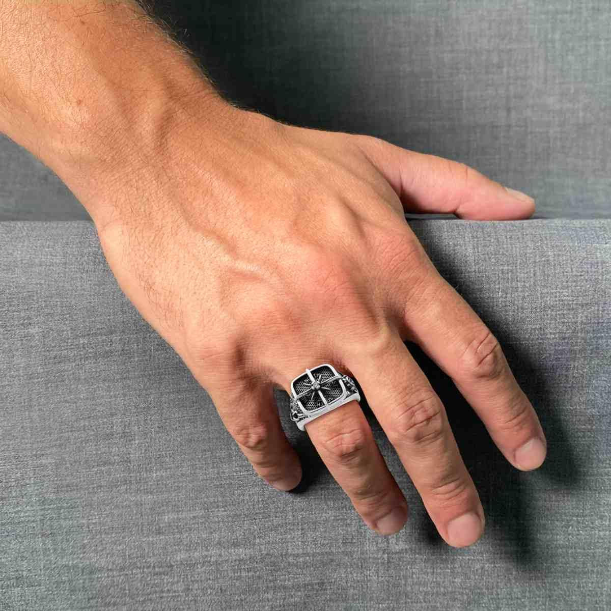 Anello Uomo Chevalier Quadrato con Rosa dei Venti e Zircone Bianco - argento 925