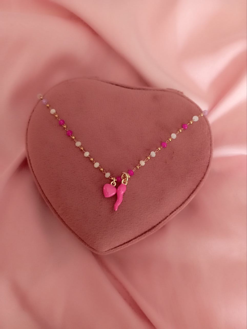 Collana perline con ciondolo cuore smaltato  rosa e corno smaltato rosa