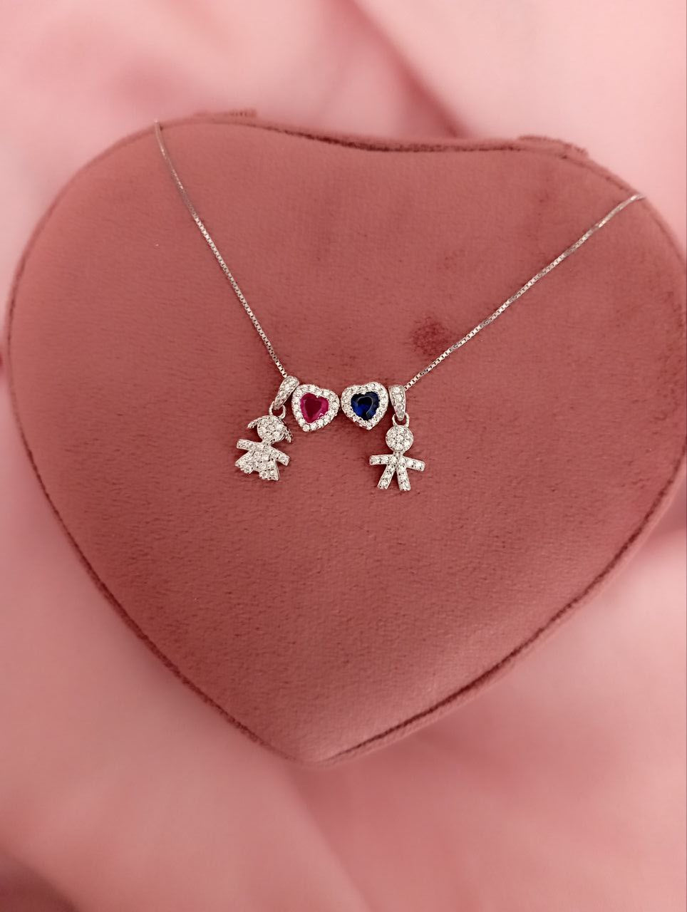 Collana con  bimba pendente+ cuore fucsia passante+ cuore blu passante + bimbo pendente   - argento 925