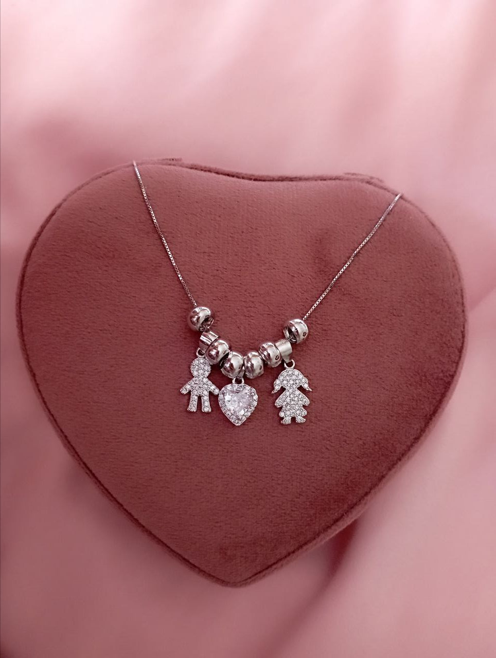 Collana con bimbo e bimba pendenti con cuore bianco e ciambelline - argento 925