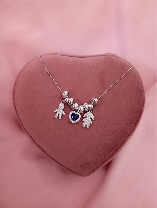 Collana con bimbo e bimba pendenti con cuore blu  e ciambelline - argento 925