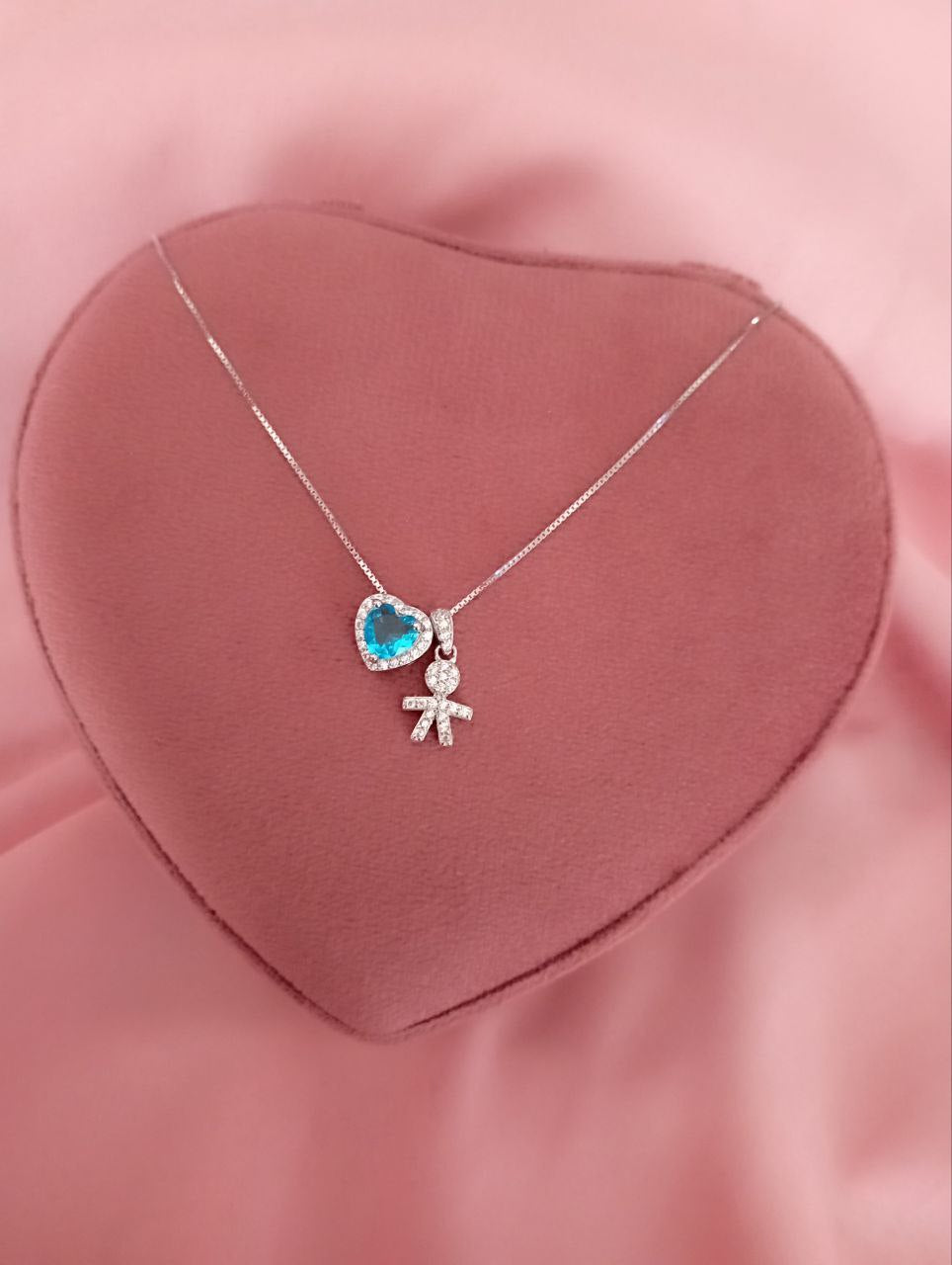 Collana con bimbo pendente e cuore passante azzurro     - argento 925